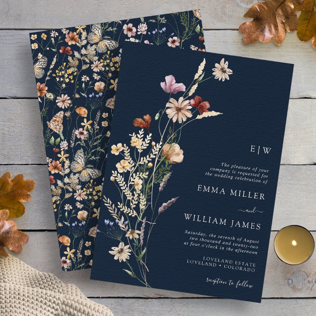 Faire-part de mariage bleu de la marine fleur sauv (Wildflower Navy Blue Wedding Invitation Butterflies on Back by Painted Paperie
)
