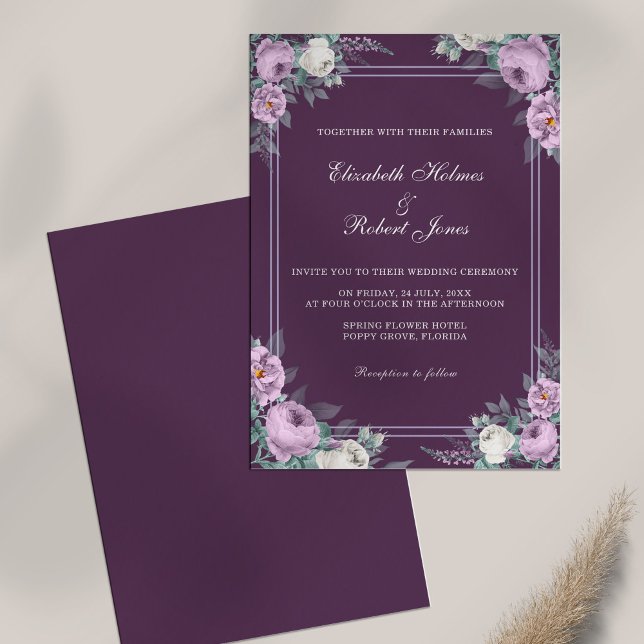 Faire-part de mariage florale pourpre foncé (Dark Purple Floral Wedding Invitation on white table.)