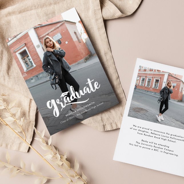 Faire-part Diplôme de photo moderne Gras Script Graduate (Modern Script Graduation Grad Photo Announcement)