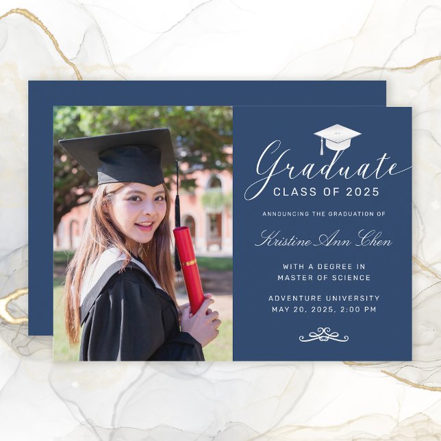 Faire-part Élégant Bleu Blanc Script Casquette Photo Graduati (Elegant Blue White Script Cap Photo Graduation Announcement)