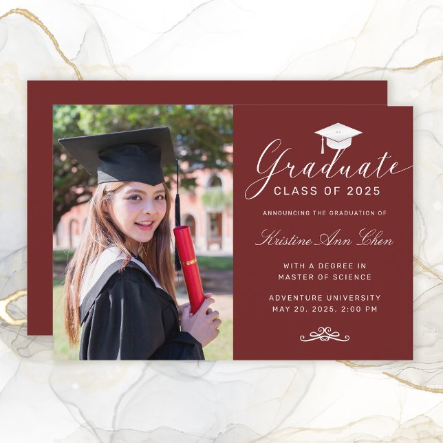 Faire-part Élégant Maroon blanc Script Casquette photo Gradua (Elegant Maroon White Script Cap Photo Graduation Announcement)