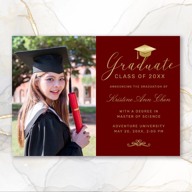 Faire-part Élégant Red Maroon Gold Script Photo Graduation (Elegant Maroon Gold Calligraphy Photo Graduation Announcement)