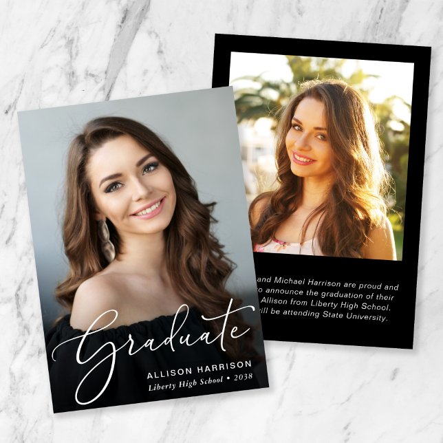 Faire-part Élégant script blanc superposition photo Graduatio (An elegant photo graduation announcement to celebrate the graduate's achievements)