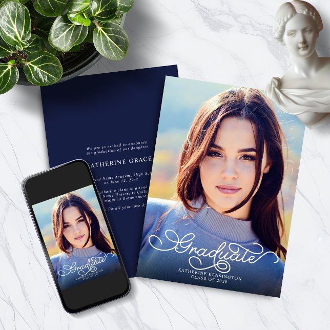 Faire-part Élégant Script moderne Marine Blue Photo Graduatio (Modern Elegant Script Navy Blue Photo Graduation Announcement with Digital Download)