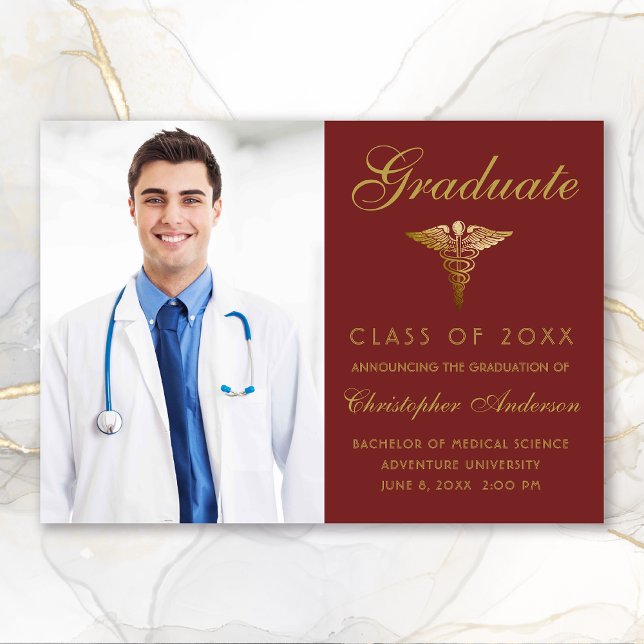 Faire-part Médicale Maroon Gold Caduceus Photo Graduation (Medical Maroon Gold Script Photo College Graduation Announcement)