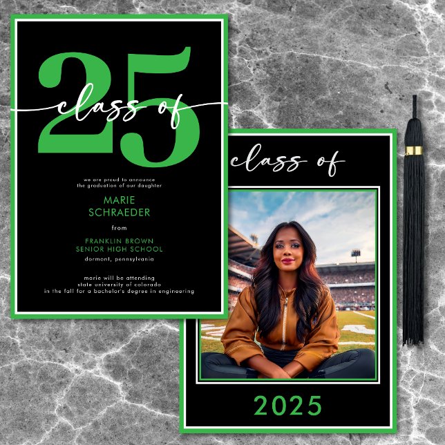 Faire-part moderne de graduation de script vert (Modern Green Script Graduation Announcement)