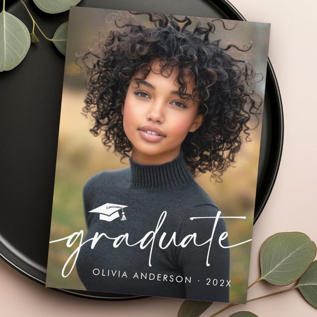 Faire-part Moderne minimum script casquette graduation photo (Modern minimal script cap photo graduation announcement)