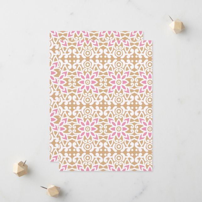Faire-part motif de fleurs rose et blanche sur un dos brun (Devant/Arrière en situation)