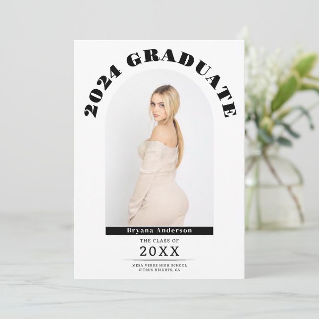Faire-part photo pour diplômés modernes (Debout devant)