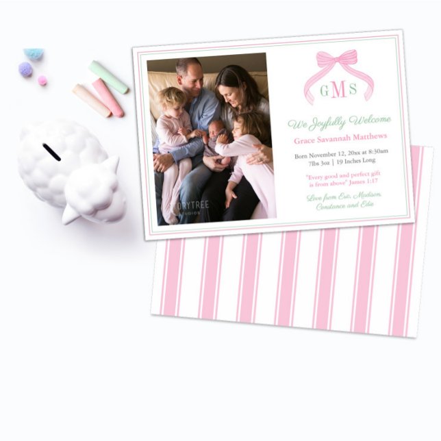 Faire-part Preppy Pink Green Monogramme Bienvenue bébé fille  (Preppy Pink And Green Monogram Bow Birth Announcement for baby girl with regency stripes backer)