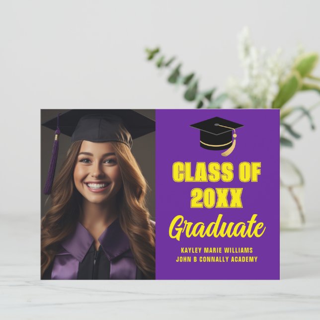 Faire-part Purple Yellow Graduate Photo Moderne Graduation (Debout devant)