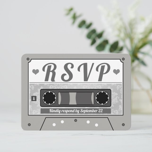 Faire-part RSVP Retro Cassette Tape Mariage (Debout devant)