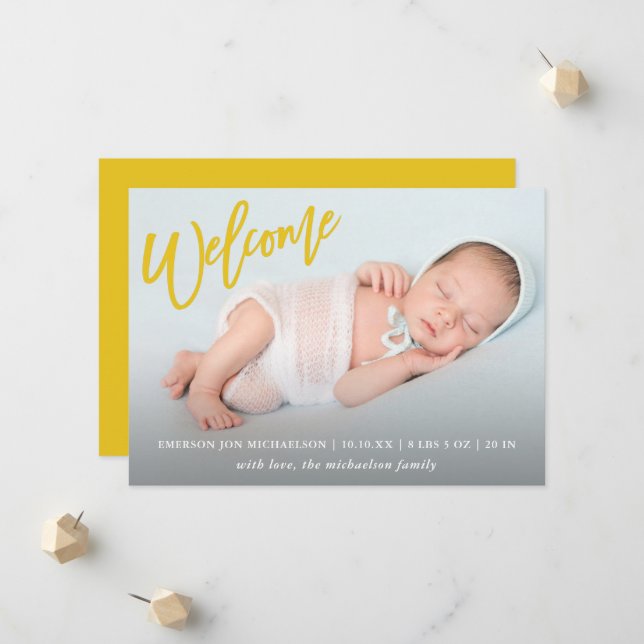 Faire-part Script tendance de bienvenue jaune avec photo bébé (Devant/Arrière en situation)