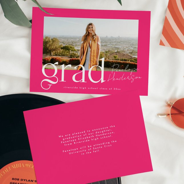 Faire-part Trendy Hot Pink Grad 2025 Script Diplôme photo (Créateur téléchargé)