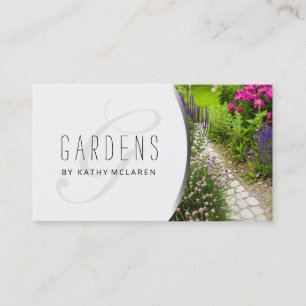 Faisant du jardinage et aménageant le carte de