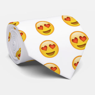 Faites face avec la cravate en forme de coeur