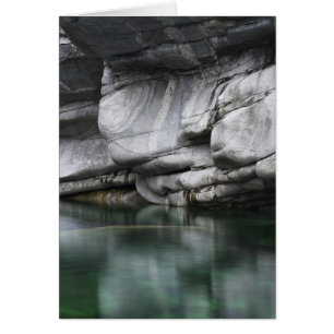 Falaise rocheuse arrondie par la rivière Verzasca