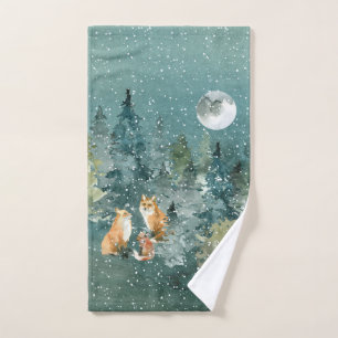 Famille de renards dans une forêt sous la neige au