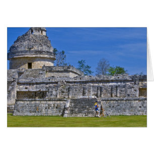 Famille de touristes passant devant un ancien Maya