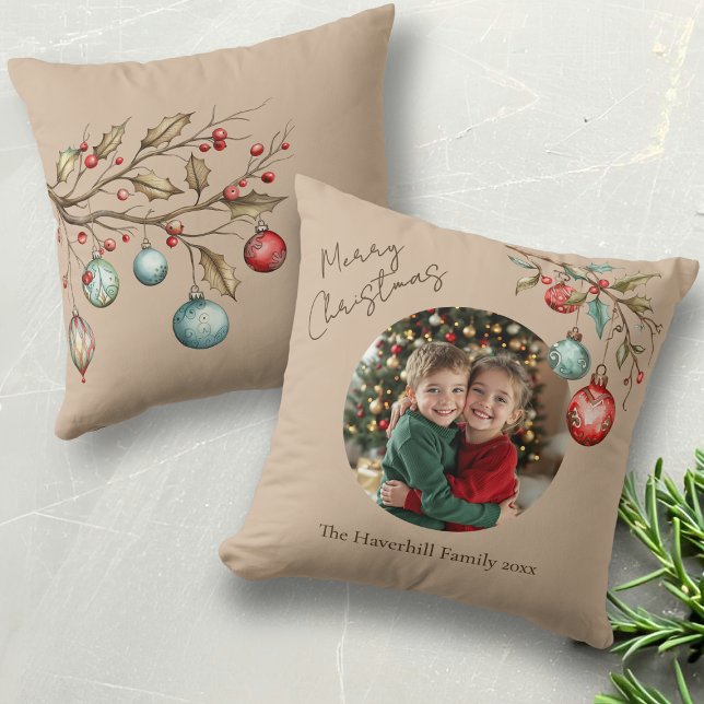 Famille mignonne Photo Beige Oreiller de Noël (Family photo with watercolor ornaments pillow with beige background.)