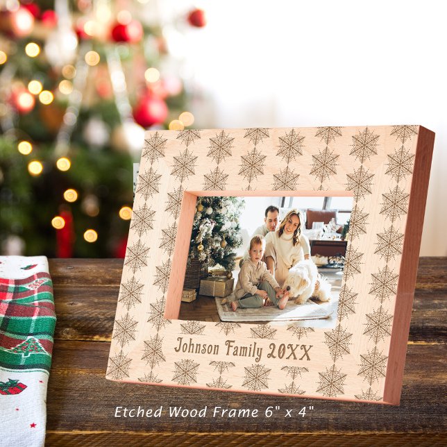 Family Name Snowflake Christmas Pattern 6x4 Wooden Etched Frames (Family Name Snowflake Christmas Pattern 6x4 Wooden Etched Frame)