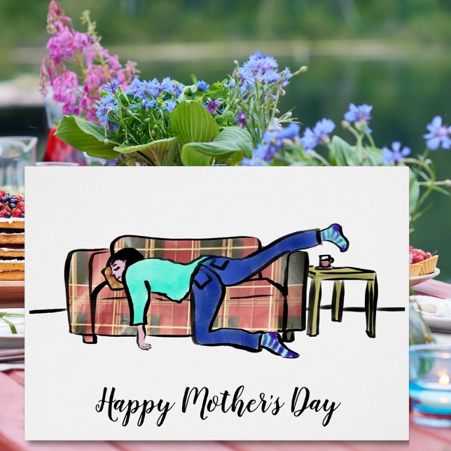 Fantastique Mère Fête Maman Sommeil (Funny happy Mother’s Day holiday greetings card with mom asleep on the sofa illustration )