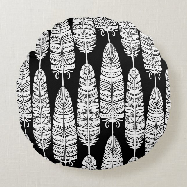 Feathers boho: black and white pattern round pillow (Front)