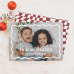 Felices Fiestas | Borde Ondulado Retro con Foto Holiday Card<br><div class="desc">Esta tarjeta navideña presenta su foto favorita enmarcada por un borde blanco ondulado. El mensaje “Felices Fiestas” aparece en una tipografía divertida, con el nombre de su familia debajo en letra cursiva. El reverso de la tarjeta destaca con un patrón retro de cuadros ondulados. Perfecta para compartir el espíritu festivo...</div>