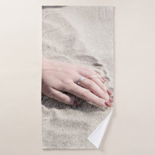 Femme allongée sur le sable blanc