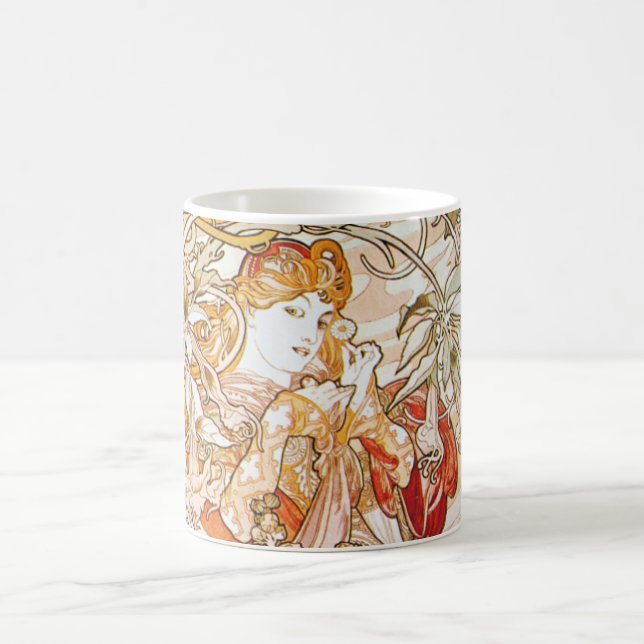Femme d'Alphonse Mucha avec la tasse de Nouveau (Centre)