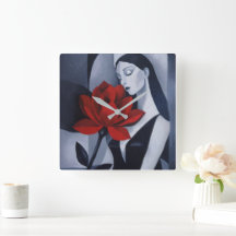 Femme d'art moderne avec horloge murale en acryliq