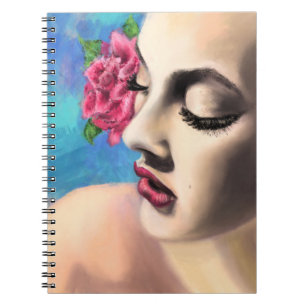 Femme de beauté avec Carnet Rose rouge