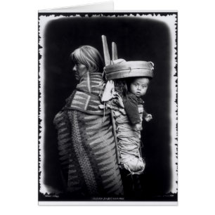 Femme de Navajo rapportant une papoose sur elle