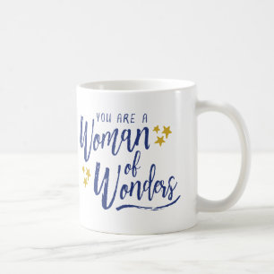 Femme de tasse de merveilles
