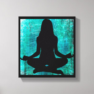 Femme de zen faisant le mur de toile de méditation