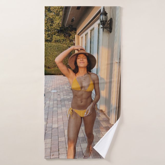 Femme en bikini jaune debout sur le flo de brique  (Serviette de bain)
