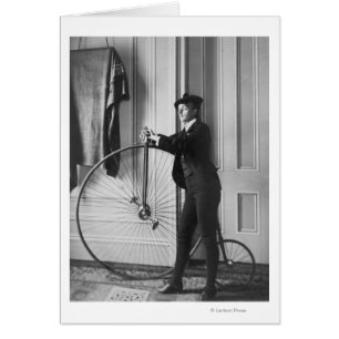 Femme habillée en homme avec une bicyclette