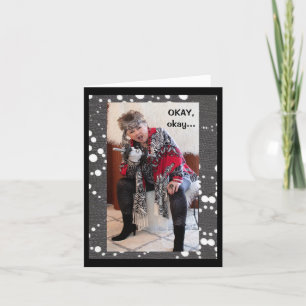 Femme humoristique prouvant qu'elle est une carte 