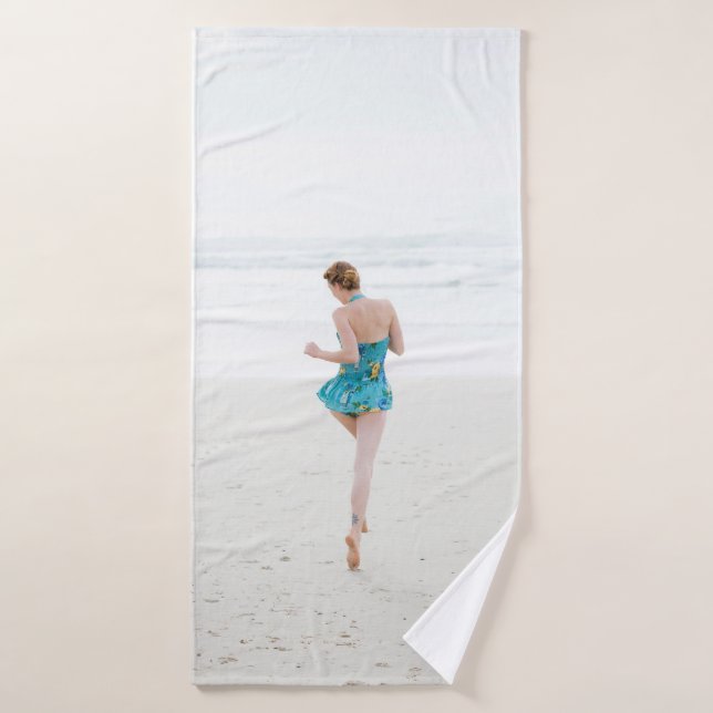 Femme marchant sur le rivage près de la plage (Serviette de bain)