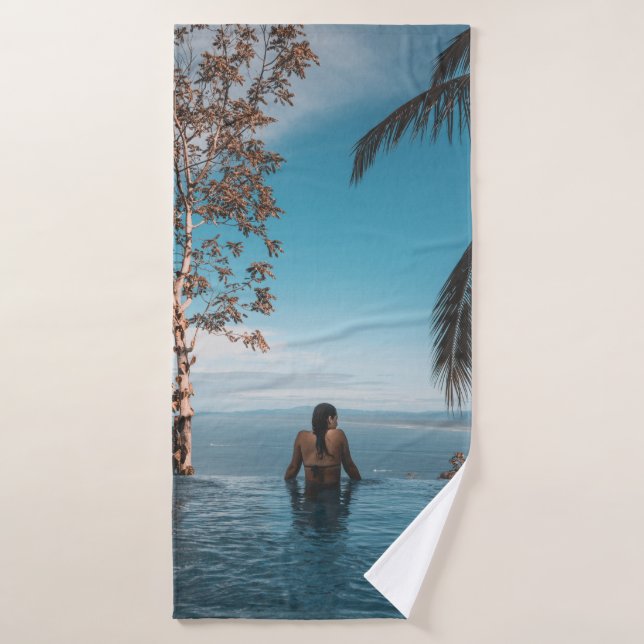 Femme portant le bikini noir robinet nageant sur l (Serviette de bain)