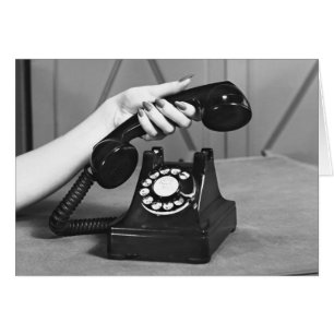 Femme prenant le téléphone étroit de la main