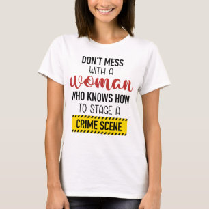 Femme Qui Sait Comment Scéner Un T-shirt Sur La Sc
