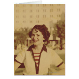 Femme s'asseyant dehors