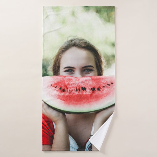 Femme tenant une pastèque tranchée (Serviette de bain)