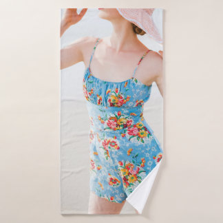 Femme vêtue de rompers à fleurs bleues et de casqu