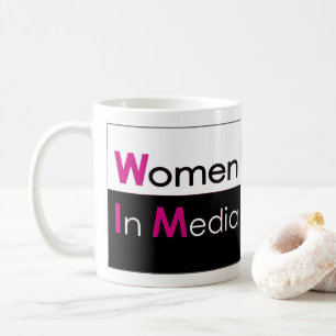 Femmes dans la tasse de classique de médias