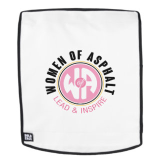 Femmes du sac à dos en asphalte