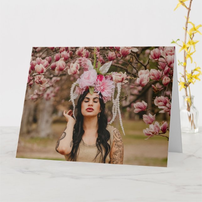 femmes magnifiques avec fleurs pliées carte de voe (Fleur jaune)
