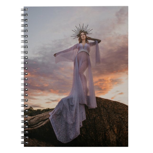 femmes magnifiques debout sur des rochers carnet d (Devant)