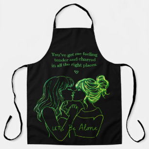 Femmes profitant d'un barbecue d'été avec tabliers